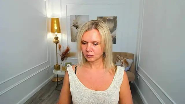 AgathaKlouin online show from April 7, 7:26 pm