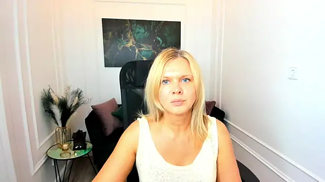 Snapshot of AgathaKlouin chatting on June 7, 11:26 am AgathaKlouin online show from June 7, 11:26 am