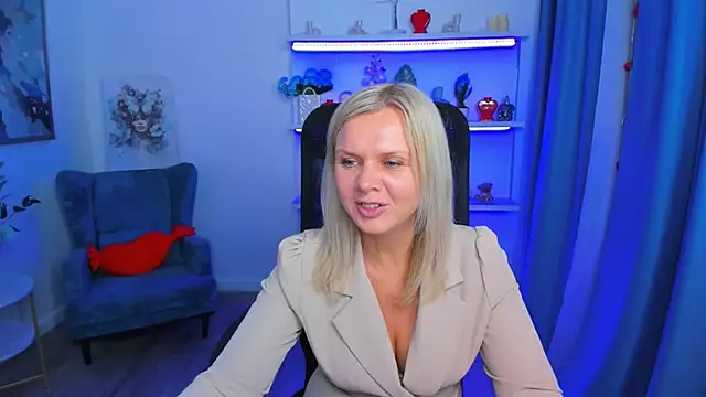 AgathaKlouin online show from February 19, 7:11 pm