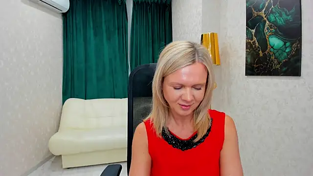 Snapshot of AgathaKlouin chatting on February 19, 1:40 am AgathaKlouin online show from February 19, 1:40 am