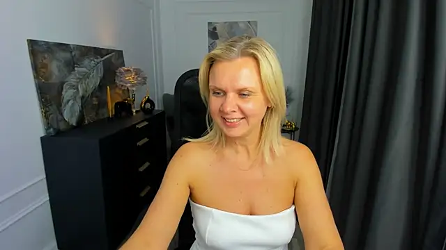 AgathaKlouin online show from April 18, 7:07 pm