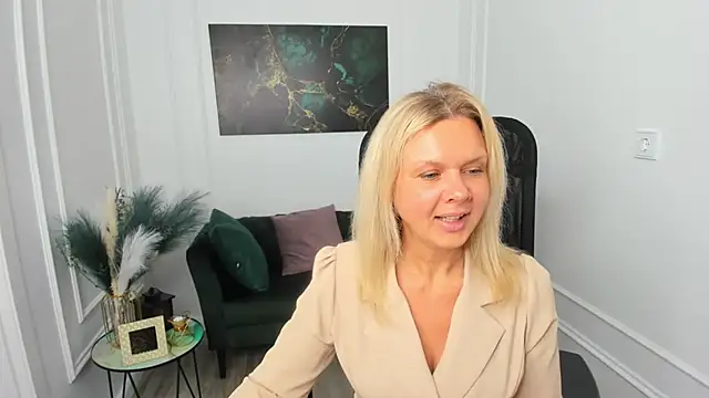 AgathaKlouin online show from April 9, 7:31 pm