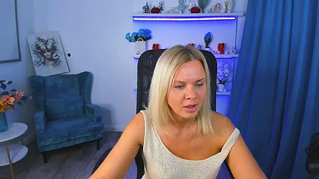 AgathaKlouin online show from November 1, 7:19 pm