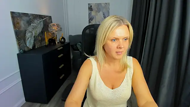 AgathaKlouin online show from April 18, 11:45 am