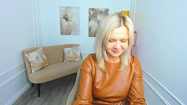 AgathaKlouin online show from March 12, 7:18 pm