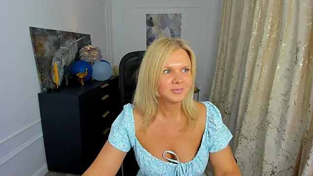 Snapshot of AgathaKlouin chatting on May 30, 11:16 am AgathaKlouin online show from May 30, 11:16 am