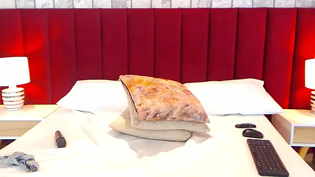 Snapshot of EmilyKnight chatting on February 26, 1:46 am EmilyKnight online show from February 26, 1:46 am