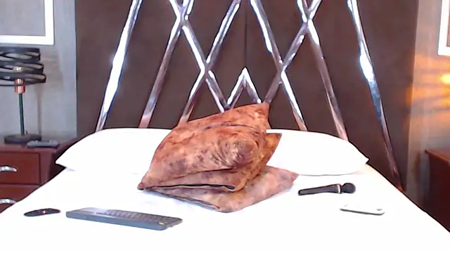 Snapshot of EmilyKnight chatting on March 1, 1:43 am EmilyKnight online show from March 1, 1:43 am