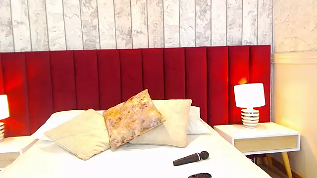 Snapshot of EmilyKnight chatting on February 15, 7:39 pm EmilyKnight online show from February 15, 7:39 pm