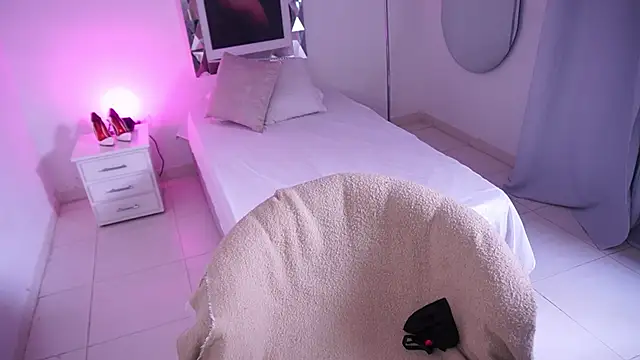 Alondrasparrow2 online show from March 2, 7:54 pm