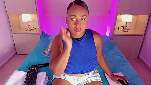 EmilyyStuart online show from March 20, 4:13 am