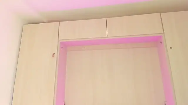 EmilyyStuart online show from December 16, 4:06 am