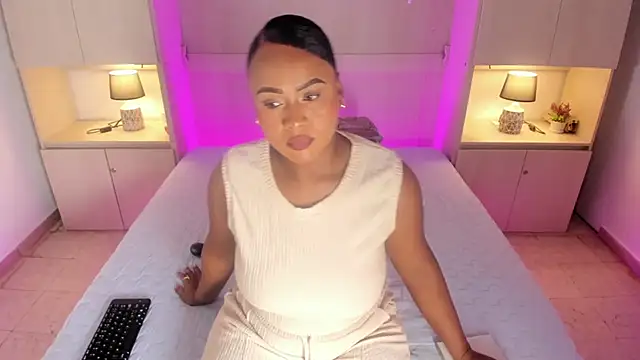 EmilyyStuart online show from March 14, 4:07 am