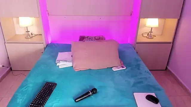 EmilyyStuart online show from March 28, 4:02 am