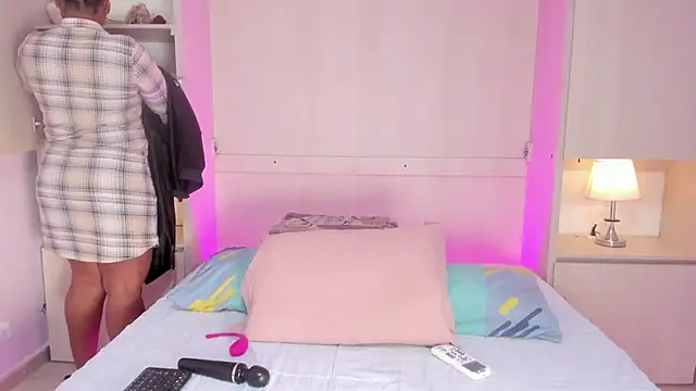 EmilyyStuart online show from February 17, 3:26 am