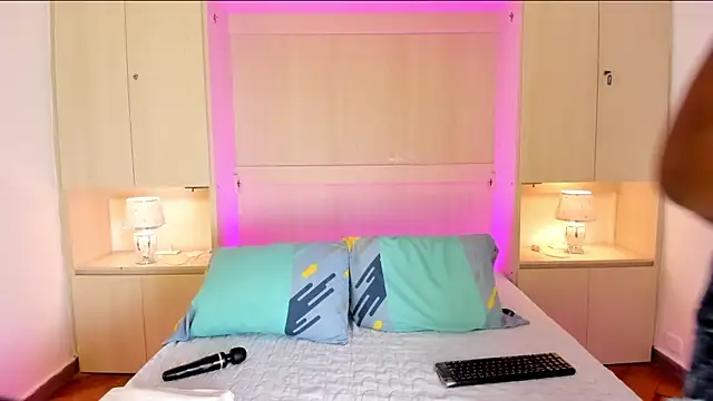 EmilyyStuart online show from February 6, 7:43 pm