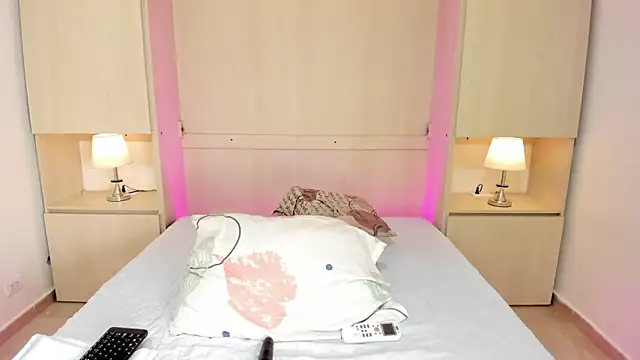 EmilyyStuart online show from October 31, 4:09 am