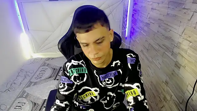 zacariasss  online show from December 2, 8:50 pm