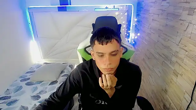 zacariasss  online show from December 10, 8:27 pm