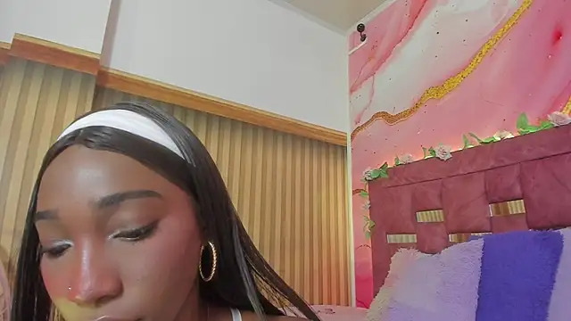 Snapshot of melody_paris chatting on May 20, 10:56 am melody paris online show from May 20, 10:56 am
