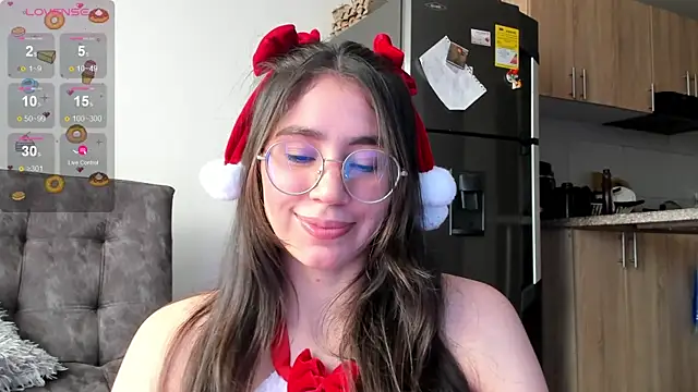 Snapshot of emmadiaz1 chatting on December 21, 6:22 pm emmadiaz1 online show from December 21, 6:22 pm