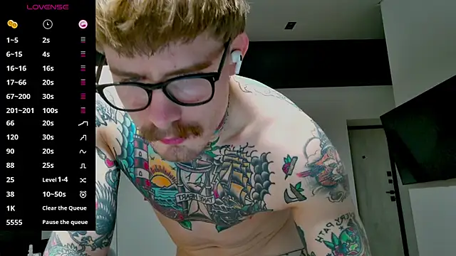 Snapshot of white_King9999 chatting on October 24, 2:43 am white King9999 online show from October 24, 2:43 am