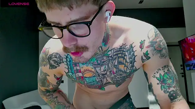 Snapshot of white_King9999 chatting on November 6, 1:15 pm white King9999 online show from November 6, 1:15 pm