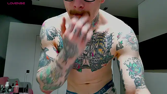 Snapshot of white_King9999 chatting on November 21, 3:38 am white King9999 online show from November 21, 3:38 am