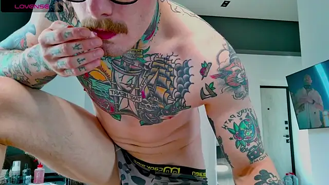 Snapshot of white_King9999 chatting on September 25, 12:44 pm white King9999 online show from September 25, 12:44 pm