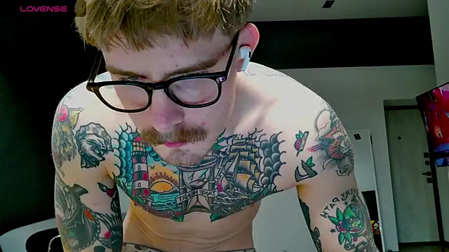 Snapshot of white_King9999 chatting on November 4, 1:26 pm white King9999 online show from November 4, 1:26 pm