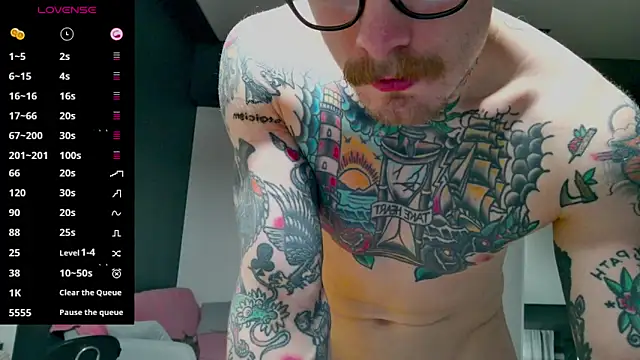 Snapshot of white_King9999 chatting on December 5, 4:00 am white King9999 online show from December 5, 4:00 am