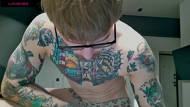 Snapshot of white_King9999 chatting on November 17, 3:54 am white King9999 online show from November 17, 3:54 am