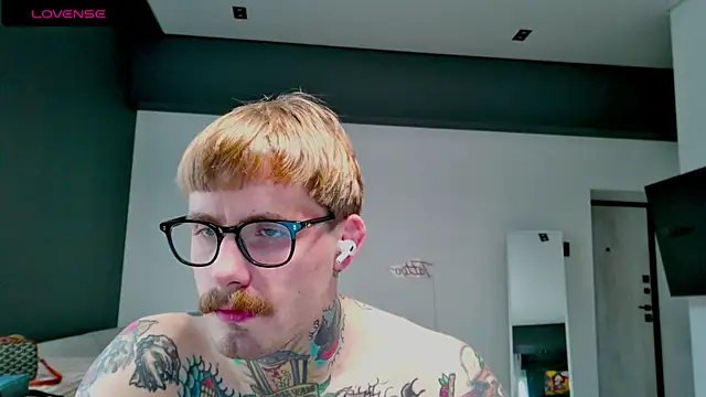 Snapshot of white_King9999 chatting on September 18, 1:03 pm white King9999 online show from September 18, 1:03 pm