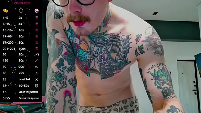 Snapshot of white_King9999 chatting on October 4, 12:28 pm white King9999 online show from October 4, 12:28 pm