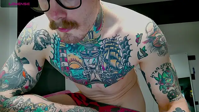 Snapshot of white_King9999 chatting on October 25, 12:28 pm white King9999 online show from October 25, 12:28 pm