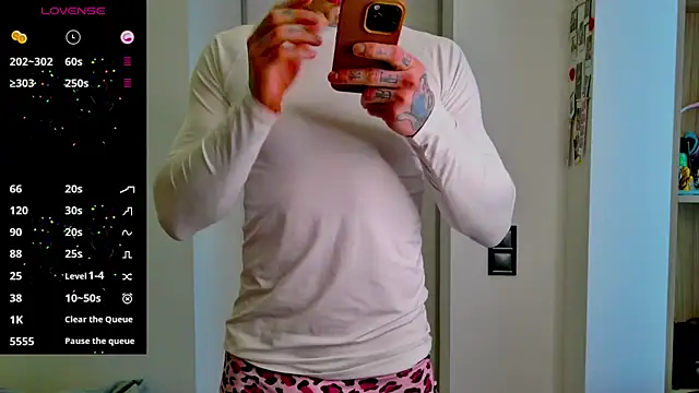 Snapshot of white_King9999 chatting on February 10, 1:43 pm white King9999 online show from February 10, 1:43 pm