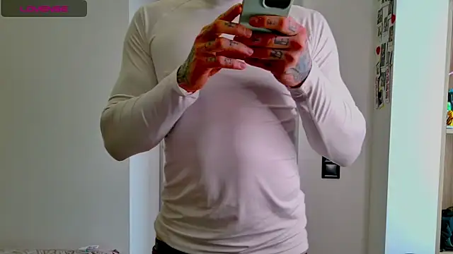 Snapshot of white_King9999 chatting on February 15, 11:53 am white King9999 online show from February 15, 11:53 am