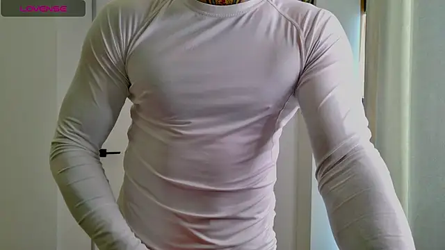 Snapshot of white_King9999 chatting on February 21, 9:11 am white King9999 online show from February 21, 9:11 am