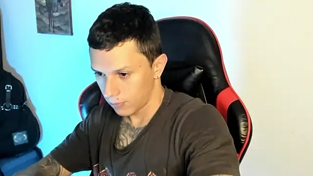 Snapshot of goodboy69l chatting on February 8, 12:19 am goodboy69l online show from February 8, 12:19 am