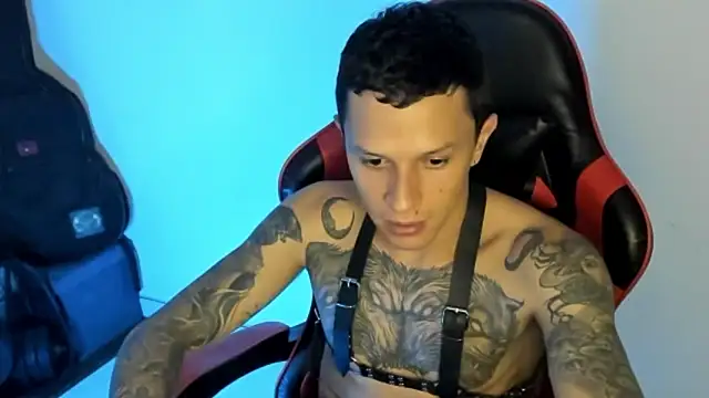 Snapshot of goodboy69l chatting on February 12, 12:21 am goodboy69l online show from February 12, 12:21 am