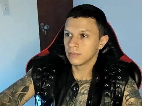 Snapshot of goodboy69l chatting on June 10, 12:39 pm goodboy69l online show from June 10, 12:39 pm