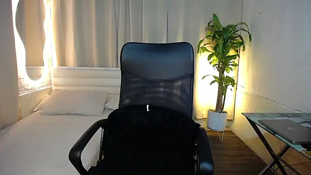 Snapshot of xxx__exotic chatting on December 18, 5:45 am xxx exotic online show from December 18, 5:45 am