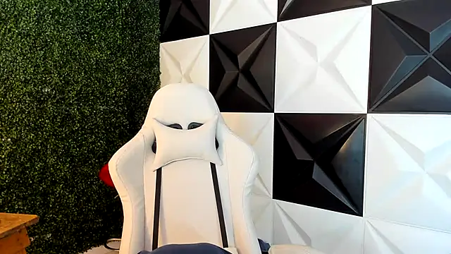 Snapshot of andy_bell_x chatting on October 29, 5:17 am andy bell x online show from October 29, 5:17 am