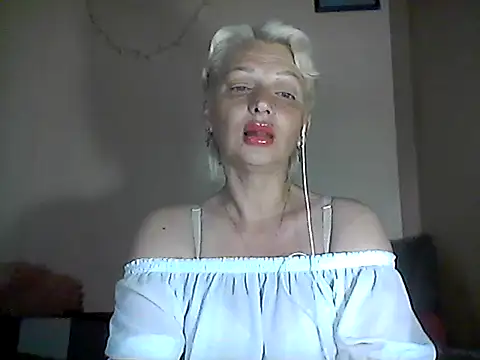 Snapshot of MaryJane441 chatting on June 5, 9:09 pm MaryJane441 online show from June 5, 9:09 pm