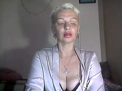 Snapshot of MaryJane441 chatting on June 17, 8:19 pm MaryJane441 online show from June 17, 8:19 pm