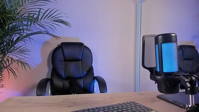 Snapshot of zoe_roux21 chatting on February 13, 3:06 am zoe roux21 online show from February 13, 3:06 am