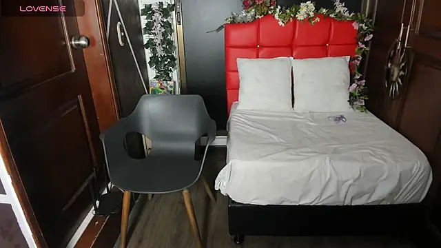 SexyNaf online show from December 18, 8:01 pm