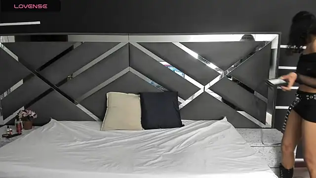 Snapshot of SexyNaf chatting on October 18, 7:27 pm SexyNaf online show from October 18, 7:27 pm