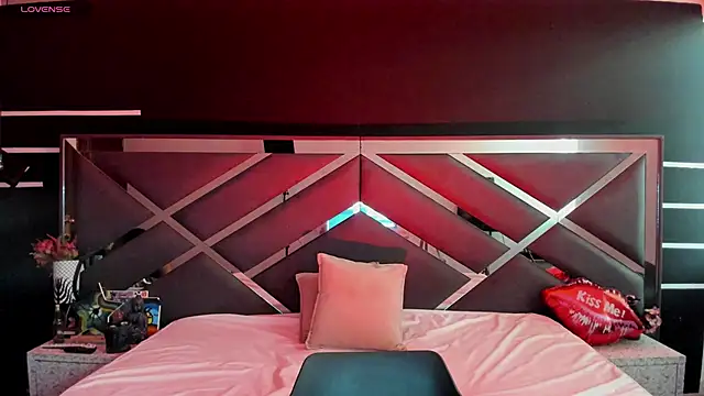Snapshot of SexyNaf chatting on September 17, 7:05 pm SexyNaf online show from September 17, 7:05 pm
