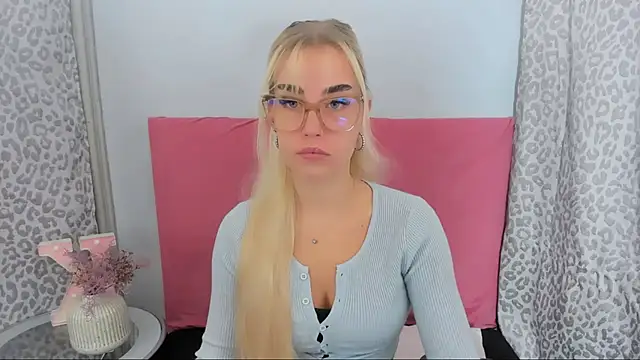 Snapshot of KristyHoney chatting on November 23, 6:12 am KristyHoney online show from November 23, 6:12 am